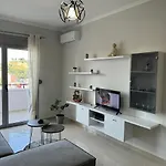 Centre Lions Gate 2 Апартаменты *